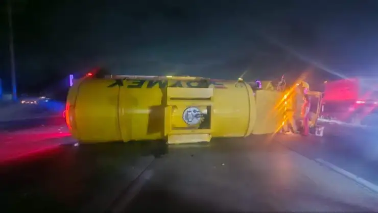 Accidente en la carretera 57, autotanque volcado autopista México-Querétaro