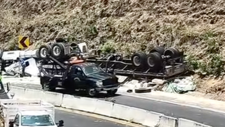 Aparatosa volcadura provoca CIERRE total de la autopista Vía Atlixcáyotl hoy martes