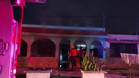 ¡Madrugada de fuego en Chetumal! Incendio en casa provoca fuerte movilización de bomberos