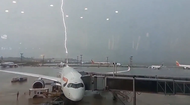 El avión es alcanzado por el rayo en el Aeropuerto Internacional de Guarulhos, San Pablo