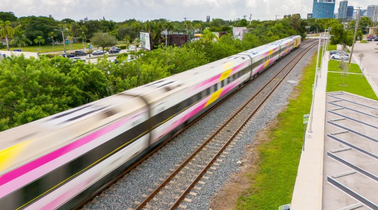 El tren Brightline en funcionamiento