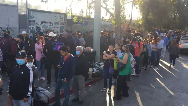 Fila para cruzar hoy a pie a Estados Unidos es larga este viernes 24 de junio