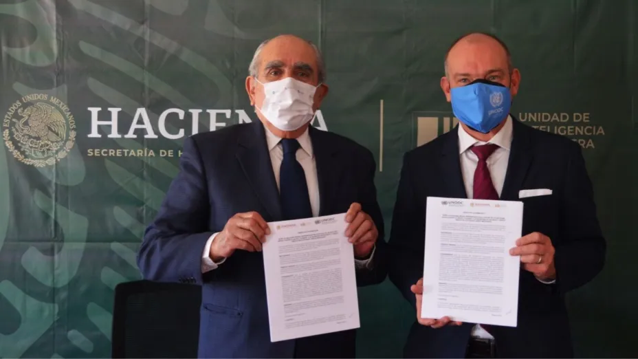 Pablo Gómez UIF y Kristian Hölge UNODC en México Marco de cooperación foto Presidencia.jpeg