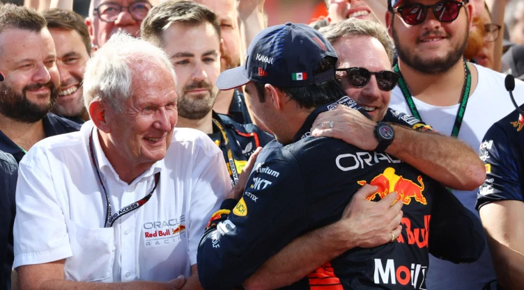 Checo Pérez abraza a Christian Horner en Hungría