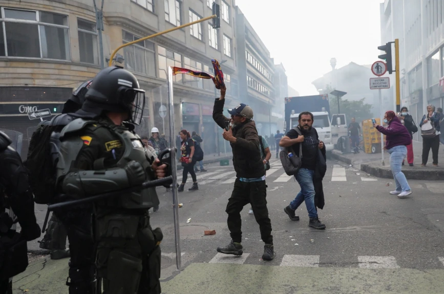 Manifestaciones en Colombia terminan en disturbios.