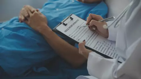 un hombre recibe su diagnóstico en un hospital