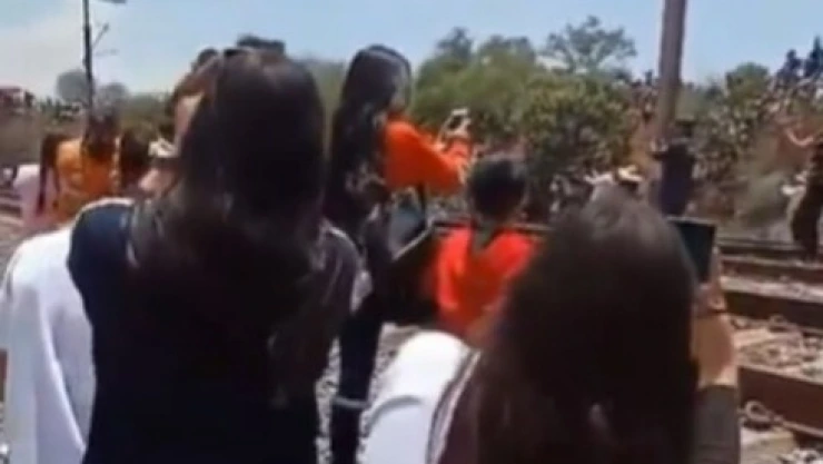 Mujer golpeada Locomotora La Emperatriz