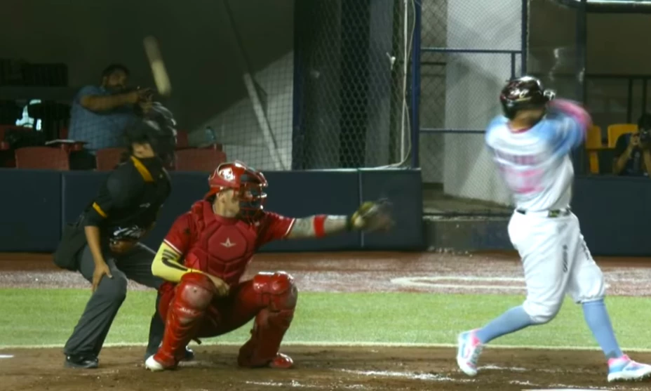 julissa iriarte recibe golpe ampayer