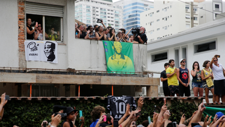 Aficionados despiden a Pelé fuera de su casa
