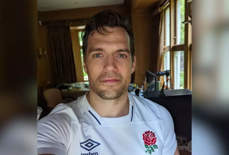 En la foto, Henry Cavill tomándose una selfie