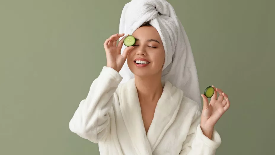 El pepino bien frío en los ojos es el truco que baja la hinchazón y deja tu mirada fresca y sin ojeras.
