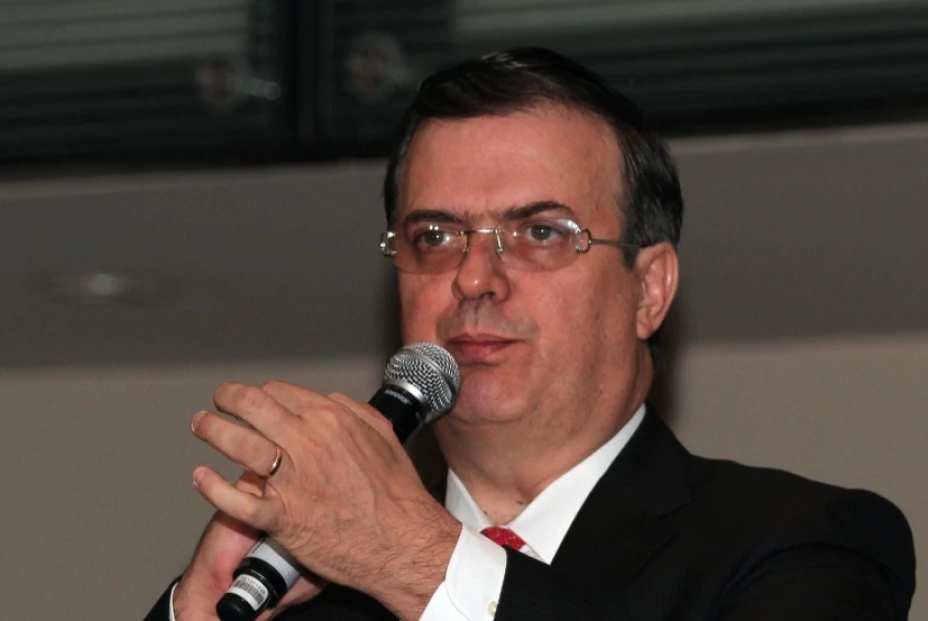 Cuando Ebrard intentó hacer uso de la palabra para dar su versión sobre lo ocurrido con la Línes 12, varios diputados trataron de impedir que hablara, pues argumentaban que no lo habían invitado.