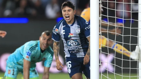 Eduardo López celebra un gol con Pachuca