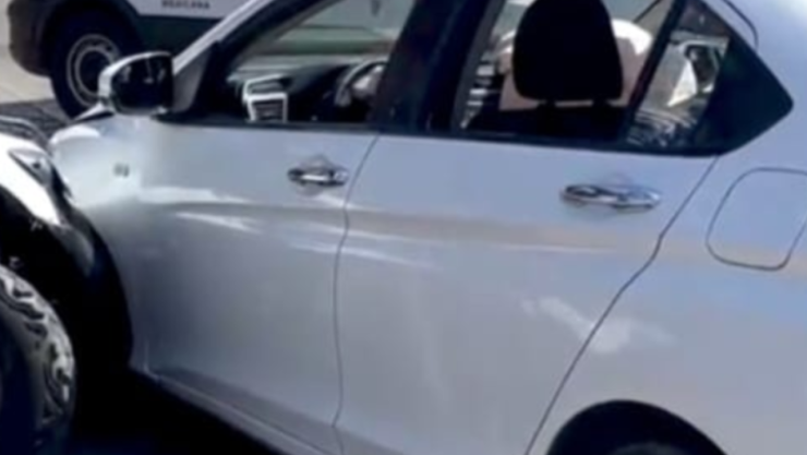 Dos policías terminan impactados por un vehículo en el centro de Tijuana