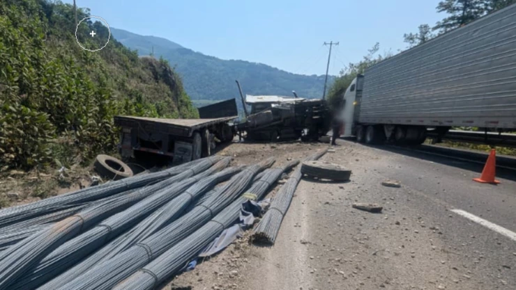 Volcadura de tráiler Puebla-Orizaba 