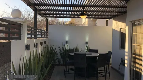 Pérgolas de estilo industrial con perfiles de acero negro