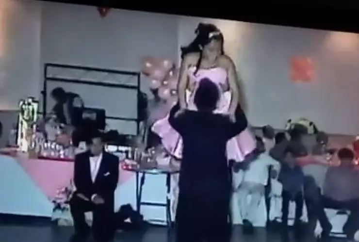 Quinceañera sufre vergonzosa caída en pleno baile (VIDEO)