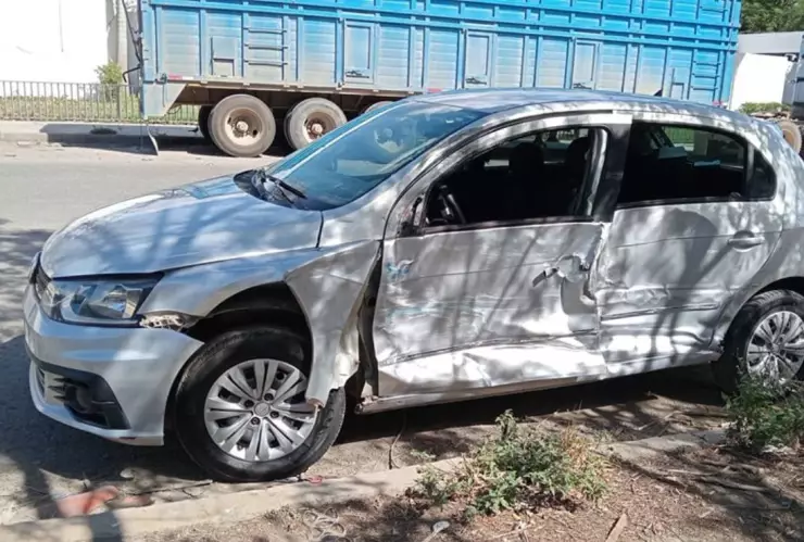 ¡Precaución! Se registra fuerte accidente de auto contra Ietram cerca del puente a Umán