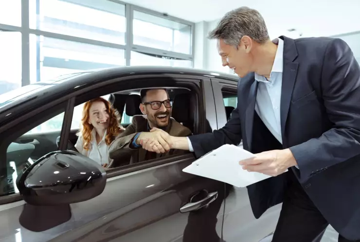 Si vas a comprar un auto en efectivo, el SAT te tiene en la mira si superas este límite