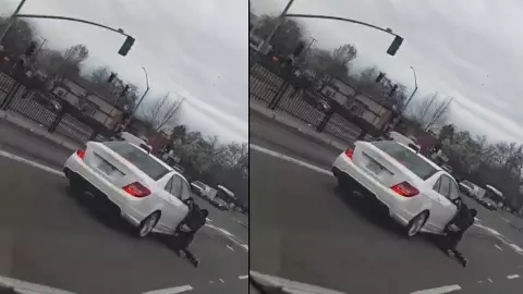 hombre se cuelga de autos