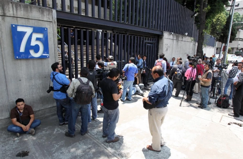 Medios de comunicación esperan a las afueras de las instalaciones de la SEIDO a que termine de declarar el ex gobernador de Tabasco, Andrés Granier Melo