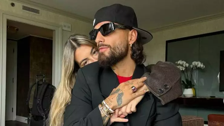 FOTO ¿Novia de Maluma está embarazada_ Esto los delataría
