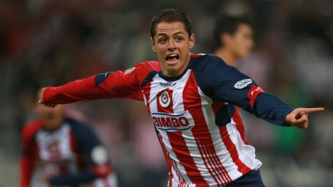 ‘Chicharito’ celebrando un gol con Chivas