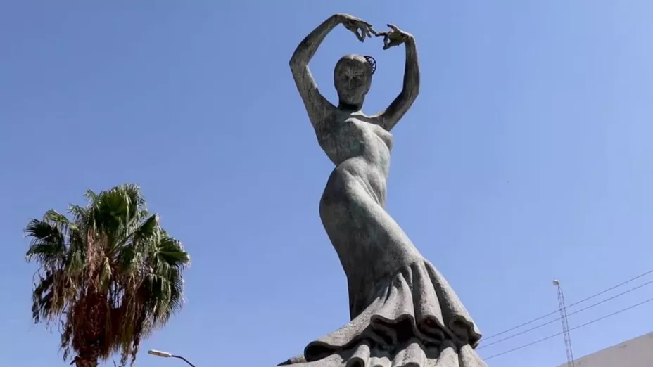 Estatua de Pilar Rioja Torreón quién fue la bailarina lagunera.jpg