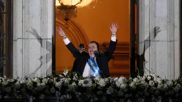 Bernardo Arévalo jura como presidente de Guatemala tras 9 horas de retraso.