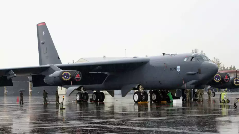 Bombardero de EU B-52 en una base aérea en Cheongju, Surcorea.