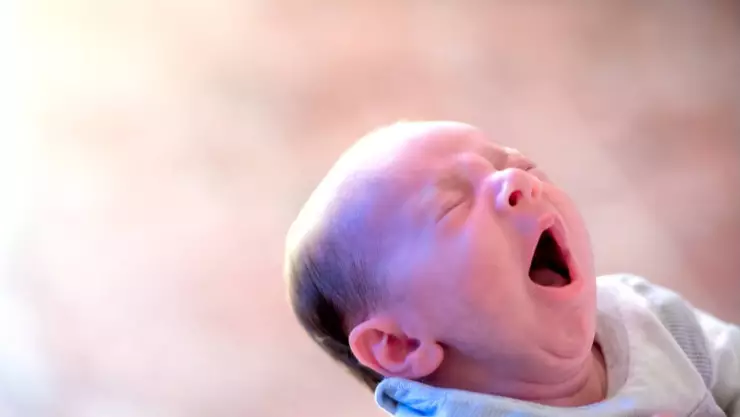 Papá golpeó a su bebé de 4 MESES y lo dejó ciego