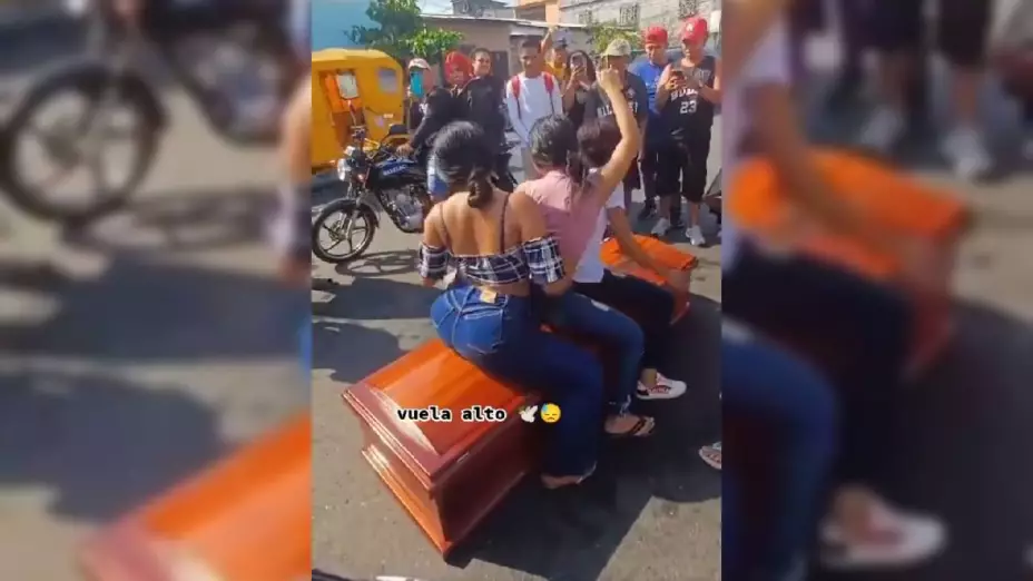 VIDEO Perreo intenso encima del ataúd de una joven desata polémica