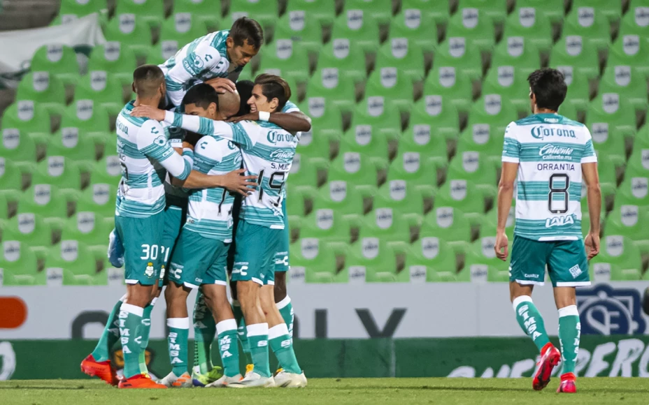 Jugadores de Santos Laguna celebran un gol