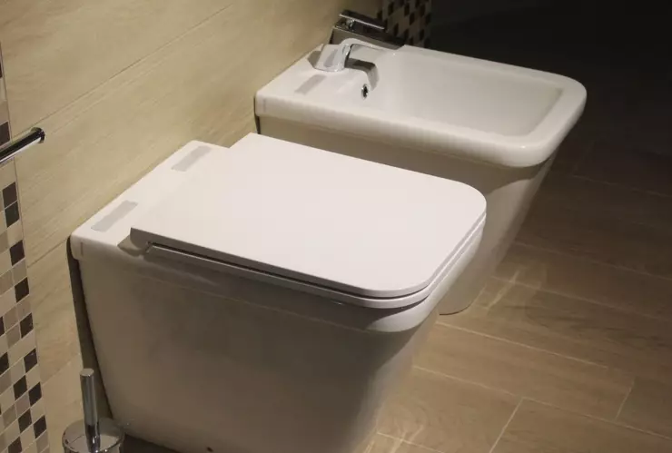 Así puedes acabar con la línea amarilla en la taza del baño