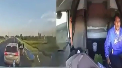 ¡Le cierran el paso a tráiler y lanzan disparos! Captan nuevo asalto en autopista Celaya-Querétaro. En la imagen se observa el momento excato en el que criminales armados disparan al aire para intimidar al transportista y posteriormente se ve cómo ingresan a la cabina y lo amaenazan para que siga sus instrucciones.