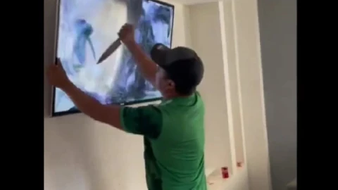 Destroza con cuchillo pantalla de TV tras eliminación de México