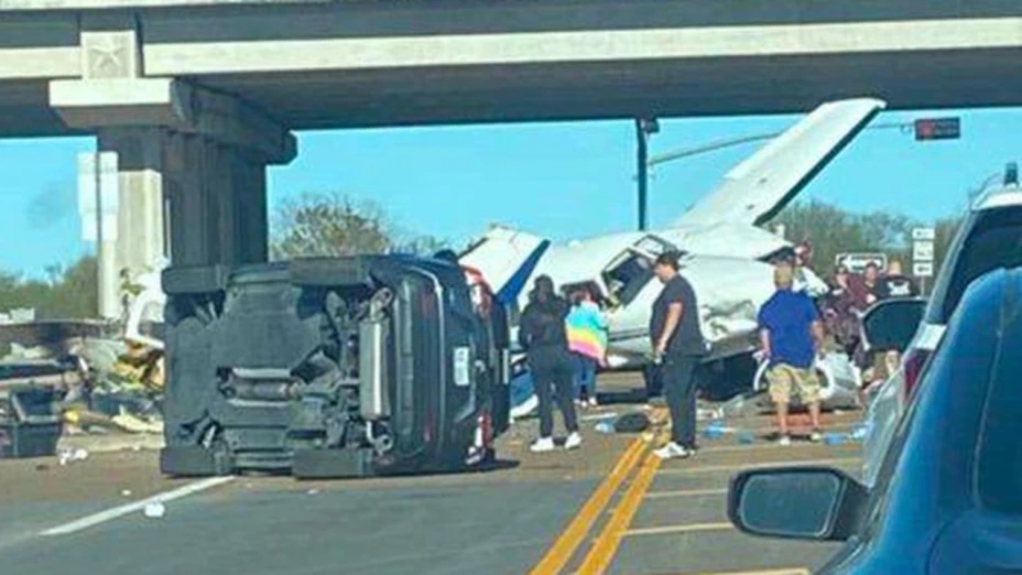 Avioneta se desploma en carretera de Victoria, Texas
