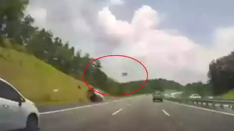 VIDEO del fuerte ACCIDENTE en el que un hombre salió VOLANDO de su vehículo, ¿pasó en Mérida?