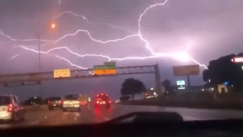 Sorprendente rayo cae sobre la tierra