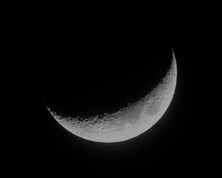 Esta es la forma correcta de intencionar la energía de la Luna Nueva para intencionar tus cuarzos