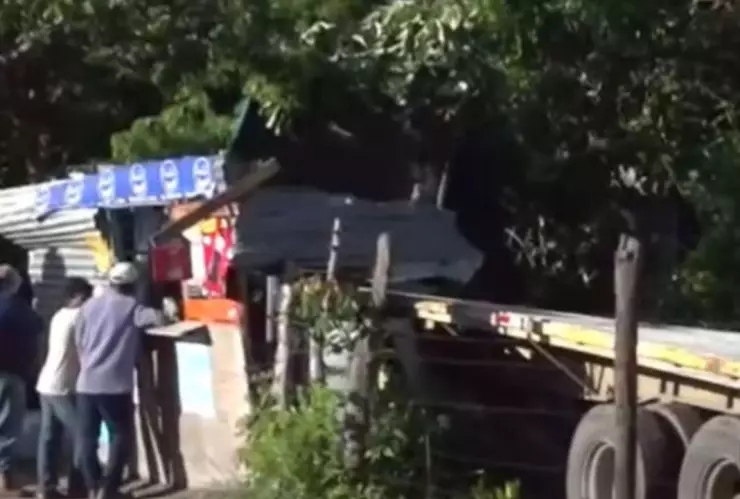 Camión se estrella en una casa y mata a un padre con su hija