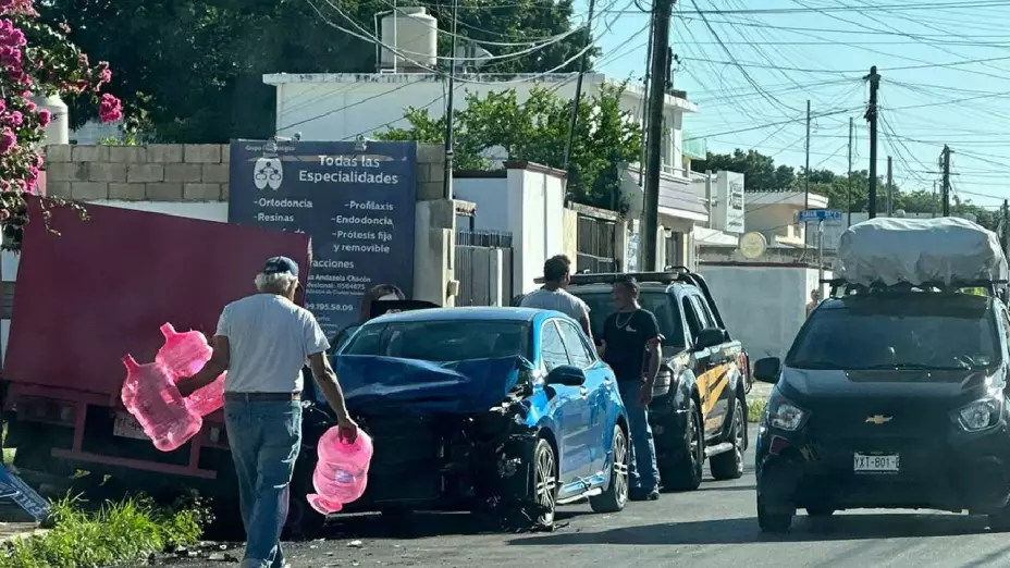 FOTO Fuerte accidente automovilístico genera tráfico en Mérida