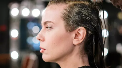 Aplicar mascarillas y acondicionador previene el cabello seco