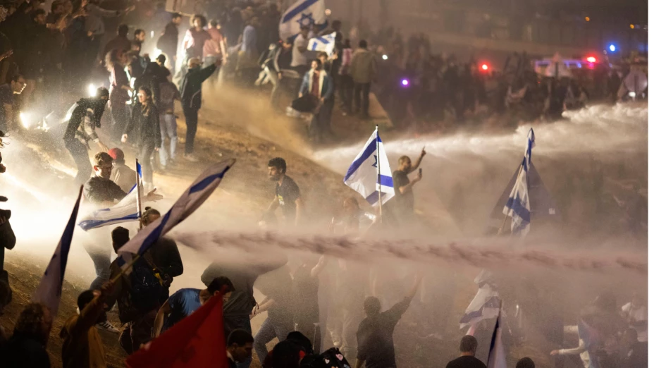 Policías israelíes dispersan una manifestación contra reforma judicial.