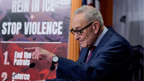 El líder de la minoría del Senado, Chuck Schumer (demócrata de Nueva York), ofrece una conferencia de prensa después de que la legislación que financiaría al Departamento de Seguridad Nacional de EE. UU. más allá de la fecha límite del viernes fracasara en el Senado de EE. UU., mientras los demócratas presionaban para controles más estrictos sobre la aplicación de la ley migratoria, en el Capitolio en Washington, DC, EE. UU., 12 de febrero de 2026.