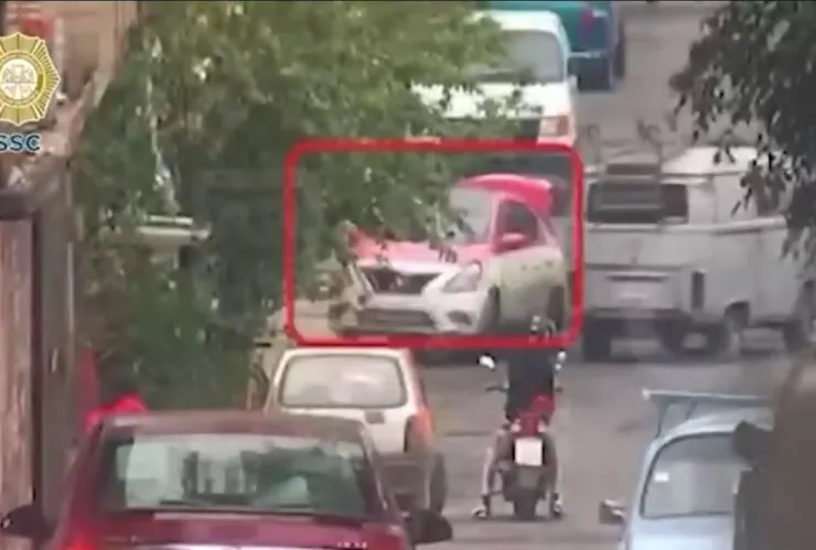 VIDEO: Violento asalto a pollería termina con una persecución a un taxi en Iztapalapa