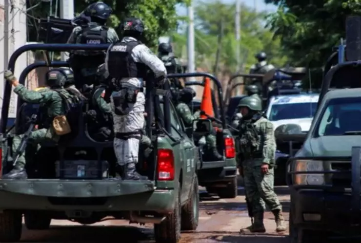 Desplazados por la narcoguerra en Sinaloa: Miles huyen por terror a “La Mayiza” y “Los Chapitos”. En la imagen se observa a elementos del Ejercito Mexicano en un operativo.