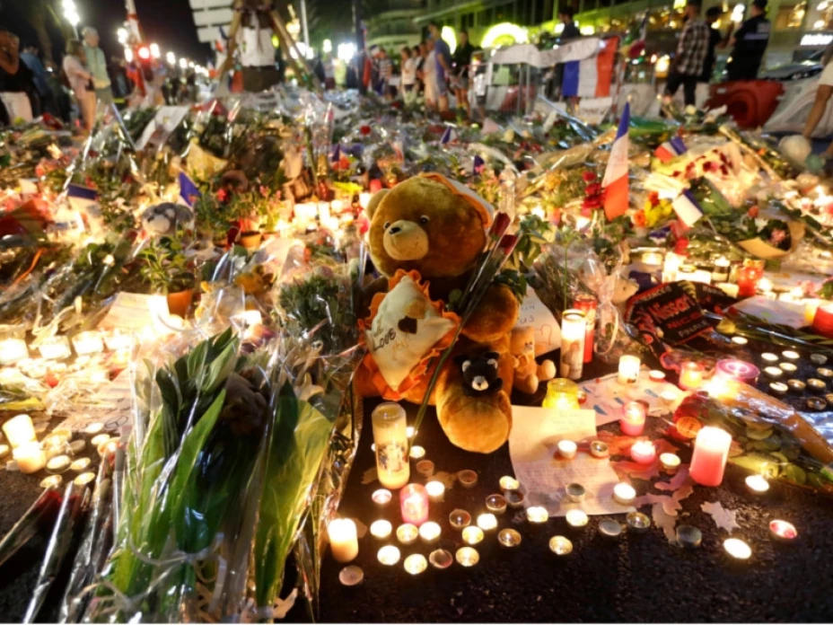 Ofrendas a víctimas de Niza