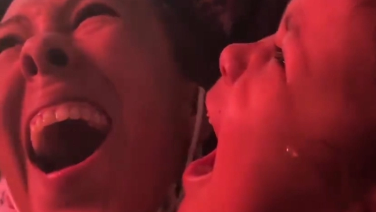 Niña se emociona al gritar Viva México