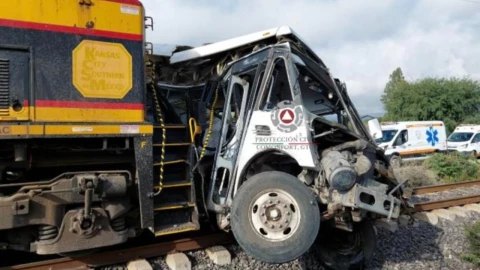 Fatal colisión entre autobús y tren en Comonfort deja cinco muertos y varios heridos.